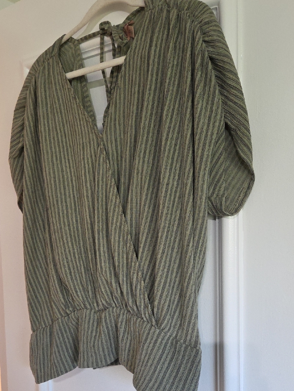 Willow & Root Faux Wrap Open Back V-Neck Green Top Women's XL - Picture 2 of 4